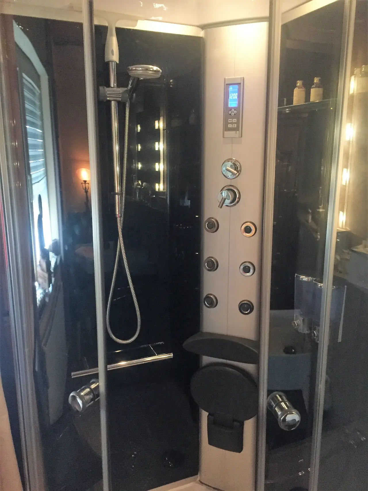 De bruine kamer met een douche